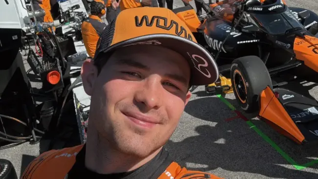 Pato O'Ward firma el pecho de un aficionado que le pidió su autógrafo