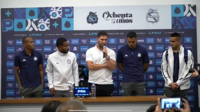 Jugadores de Puebla respaldan a Pablo Guede tras la derrota ante Pumas