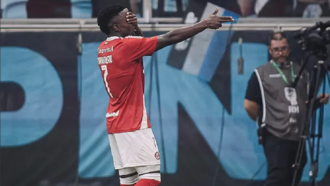 ¡Imitando a su ídolo! Jugador del Inter de Porto Alegre se vuelve viral por festejar como Vinícius