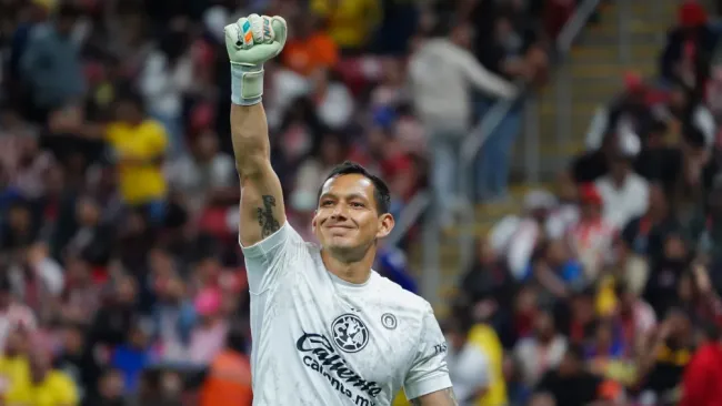 Rodrolfo Cota tuvo emotivo momento con su hijo previo al Clásico