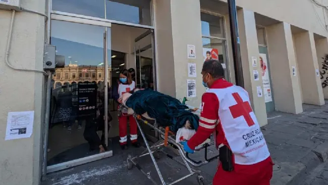 VIDEO: Banco obliga a abuelita ir a su sucursal en camilla para desbloquear su cuenta 