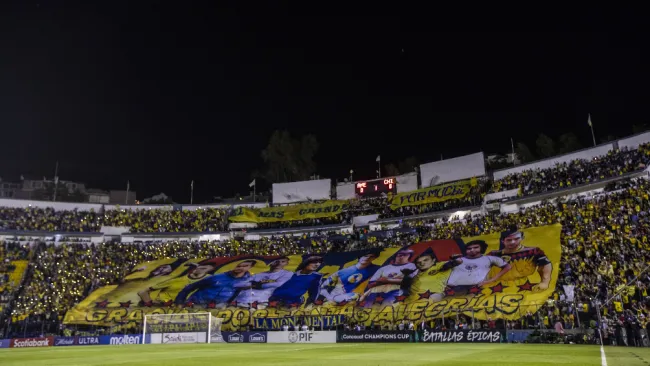¡Emotivo momento! Carlos Reinoso reaccionó a su imagen dentro del ‘tifo’ del América
