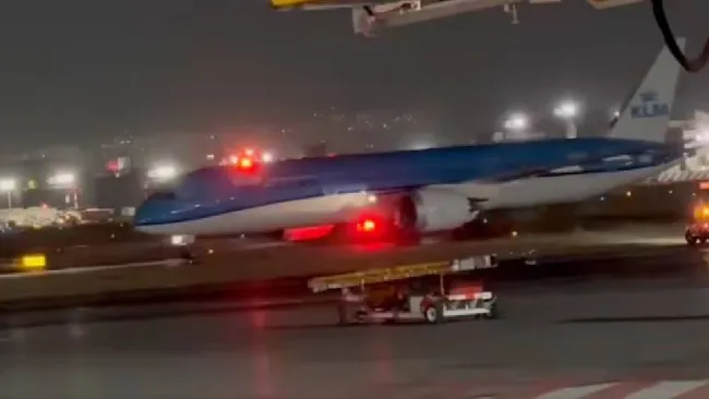 VIDEO: Avión procedente de Ámsterdam realiza aterrizaje de emergencia en el AICM