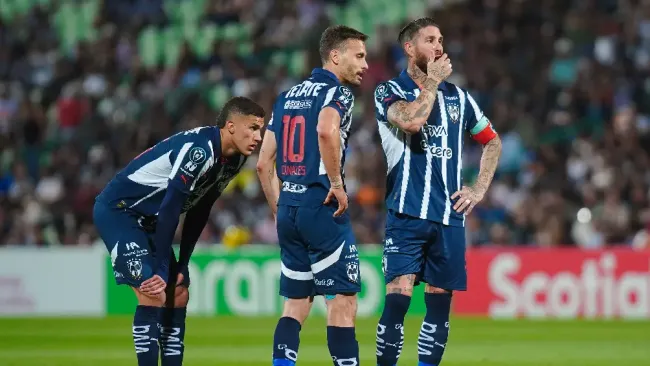 Afición explota con mantas contra Demichelis y Rayados: "Outfit sobra, falta futbol"