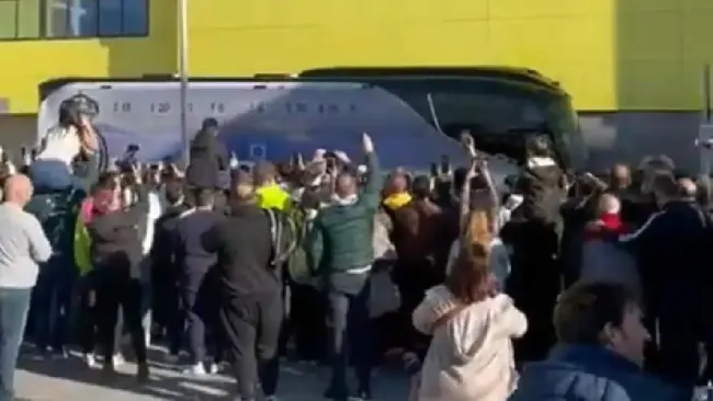 Aficionados de Villarreal le dan recibimiento hostil al Real Madrid: '¡Ladrones!'