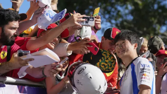 Brown destaca a Yuki Tsunoda por encima de Liam Lawson