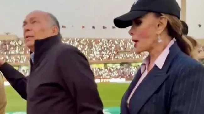 Antonio Pérez, papá de Checo, y Lucía Méndez asisten juntos al partido Pumas