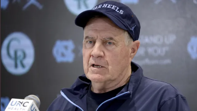 Bill Belichick se divierte en playas junto a su joven novia, Jordon Hudson