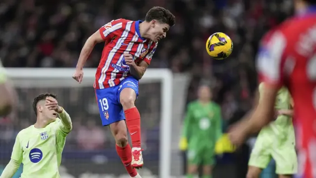 Cholo Simeone aplaude resiliencia de Julián Álvarez al jugar enfermo ante Barcelona