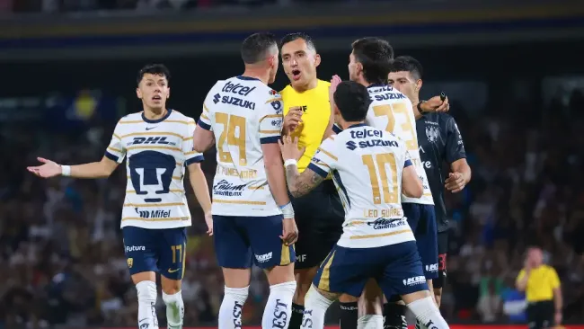 Rayados, con polémica arbitral incluida, vence a Pumas en el Olímpico Universitario