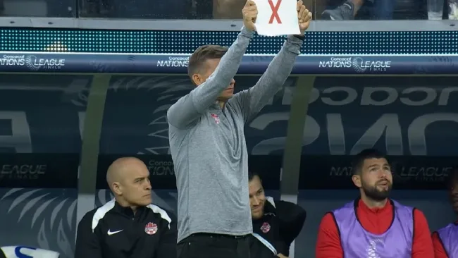 DT de Canadá dio indicaciones al puro estilo del futbol americano