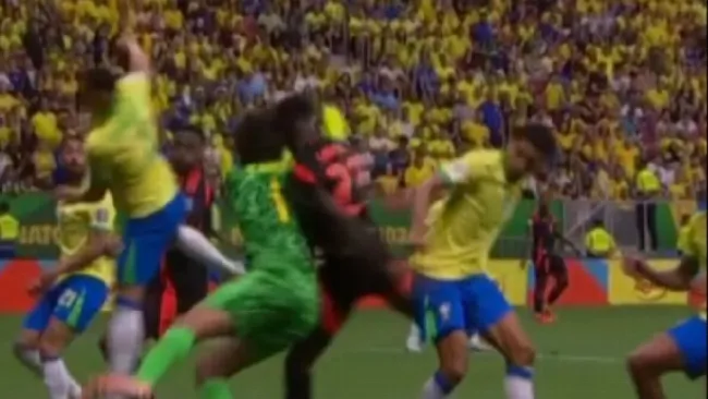 ¡Se encienden las alarmas! Dávinson Sánchez sufre fuerte golpe en la cabeza con Alisson Becker