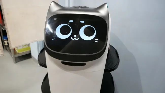 Robot mesero entrega tu comida hasta tu mesa en restaurante de Veracruz