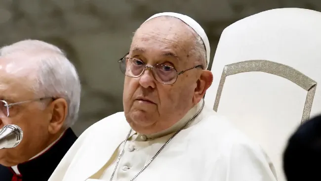 El Santo Padre se recupera de una bronconeumonía doble.