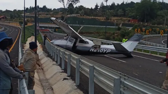 El tren de aterrizaje falló por lo que la unidad se desplazó sobre el asfalto.