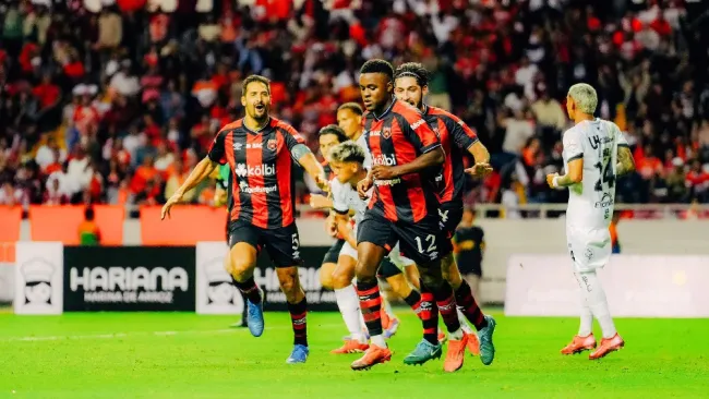 Alajuelense arremete y condena a Concacaf 