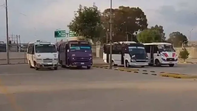 VIDEO: Microbuseros hacen arrancones en el estacionamiento del Estadio Cuauhtémoc 