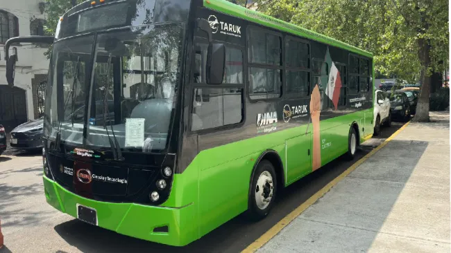 El midibús tiene una autonomía de 300 kilómetros por carga completa.