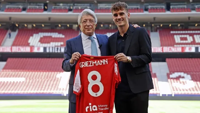 Enrique Cerezo y Griezmann durante su presentación