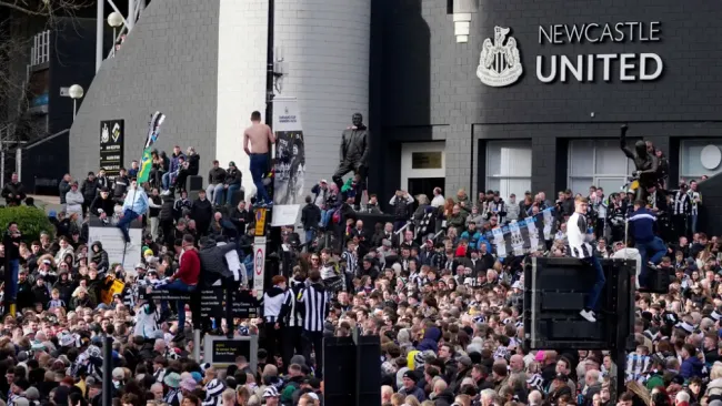 Newcastle celebra con desfile en autobús campeonato en la Carabao Cup