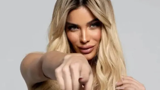 Aleska Génesis acude a la Fiscalía para firmar su libertad condicional y denuncia abuso de poder