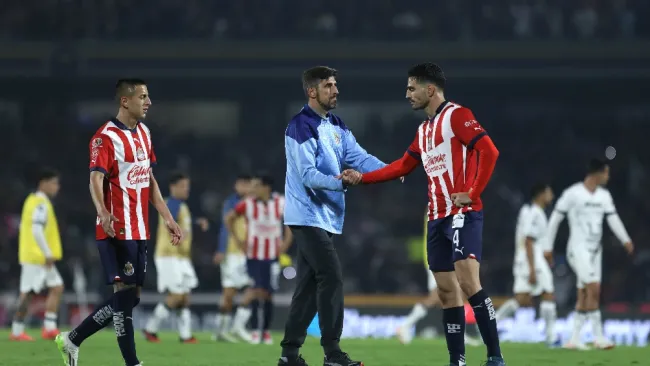 ¡No lo olvidan! Aficionado de Chivas le regala playera a Veljko Paunovič en España