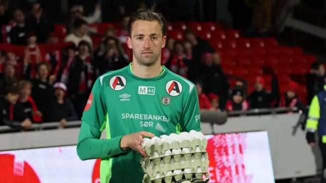 Portero en el futbol Noruego recibió bandejas de huevo como premio al MVP
