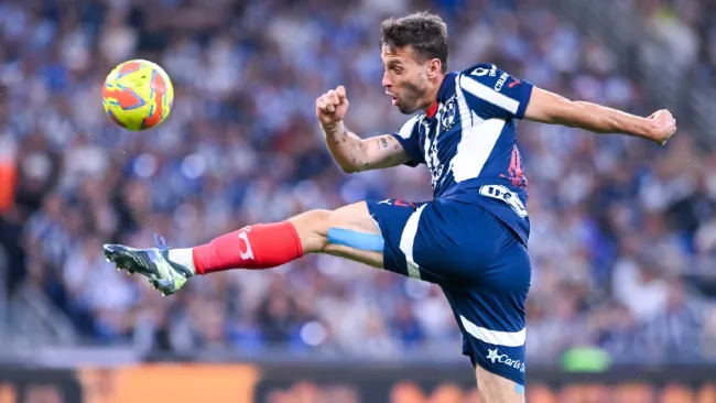 Sergio Canales presentó heridas en su pierna izquierda por romper una puerta de cristal