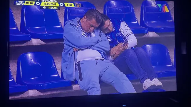 ¡De sueño! Aficionados son captados dormidos en el Puebla vs Tigres