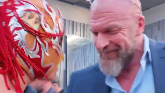¡Voz autorizada! Triple H felicita a Rey Fénix tras su debut en WWE