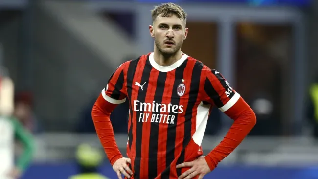 Santiago Giménez es banca con el AC Milan por tercer partido consecutivo