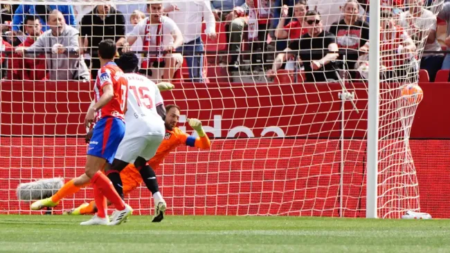 Afición de Sevilla explota contra la directiva en partido ante Atlético