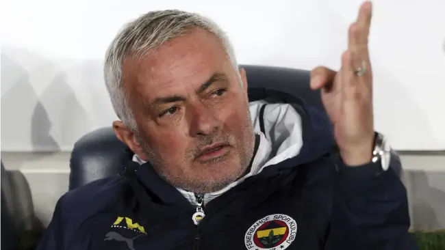 ¡Castigado! Liga turca suspende a José Mourinho por 'agresión' a Okan Buruk