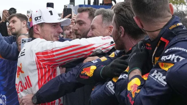 Max Verstappen celebra con Christian Horner, tras la victoria en Japón