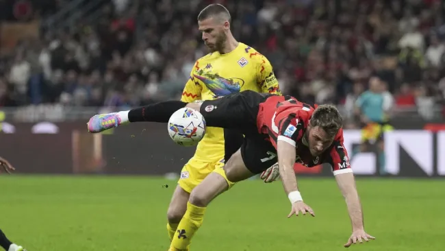 ¡Solo fue un susto! Santiago Giménez estará fuera solo unos días