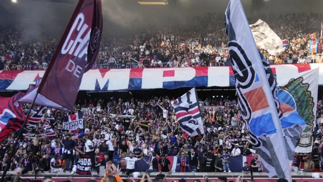 Aficionados del PSG y Aston Villa se enfrentan en terrible pelea previo al partido de Champions League