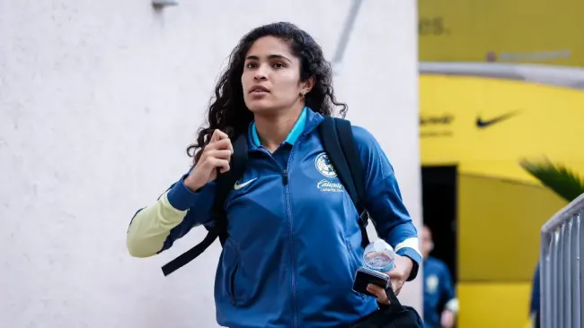 Daniela Espinoza llegando al Estadio Ciudad de los Deportes
