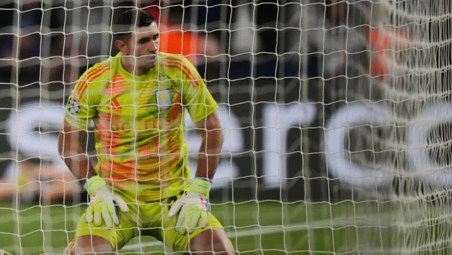 'Dibu' Martínez, hundido y destrozado tras derrota ante PSG en Champions