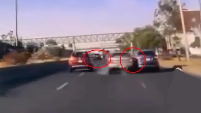 Los grupos de delincuentes por lo regular van en dos autos.