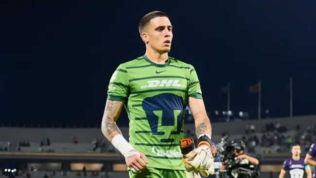 Afición de Pumas explota y exige la salida de Alex Padilla del equipo