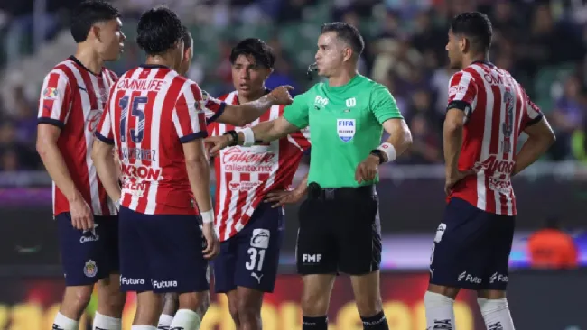 ¡Cierre dramático! Chivas con nueve hombres rescata el empate ante Mazatlán