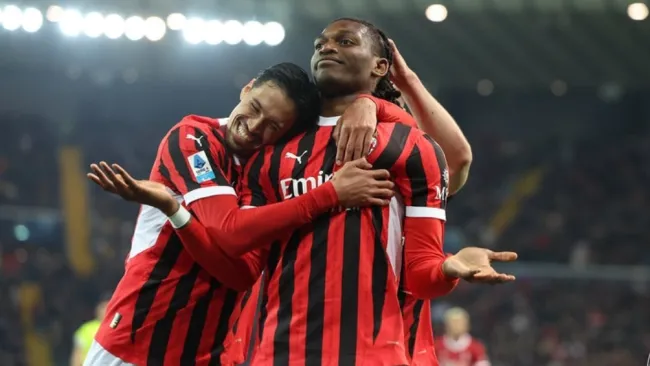 Santiago Giménez ni a la banca en victoria del Milan 4-0 sobre Udinese 