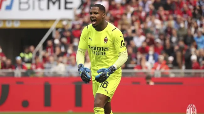 Mike Maignan, compañero de Santiago Giménez, fue dado de alta del hospital