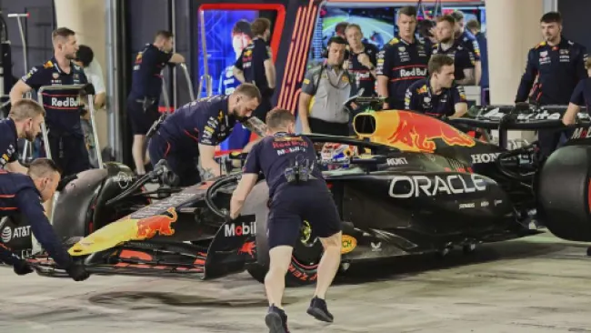 Max Verstappen, en el garage de RBR del GP de Bahrein