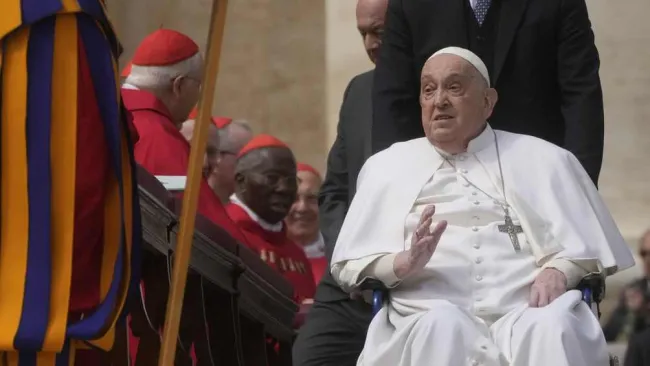 Papa Francisco aparece en el Vaticano para la misa de Domingo de Ramos