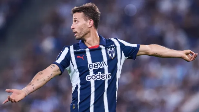 Afición de Monterrey respalda a Sergio Canales; cuelgan mantas contra el DT y la directiva