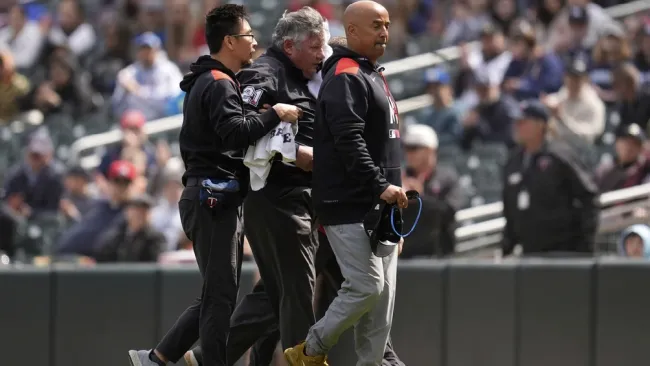 Hunter Wendelstedt saliendo del campo