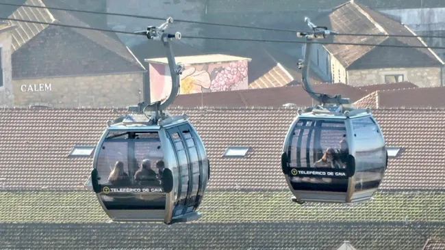 También quedaron 16 personas atoradas en las unidades.