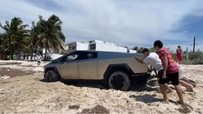 VIDEO: Cybertruck se queda atascada en playa de México