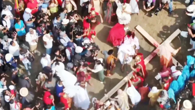 El Viernes Santo fue cuando más gente llegó a las inmediaciones de la alcaldía.